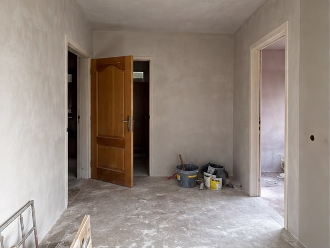Gestucte kamer met een houten binnendeur